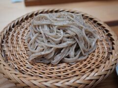 天ぷらから少し遅れてお蕎麦もやってきました。
石臼で手挽きした蕎麦粉が使われているそうです。

コシがしっかりあって、食べ応えのある麺でした。
ぱっと見、量が足りないかな？と思いましたが、天ぷらも合わせるとちょうどよい満腹感になりました。