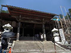 華厳寺本堂(観音堂)

本尊は秘仏の十一面観音立像です。
この寺の御朱印は現世(本堂)、過去世(満願堂)、未来世(笈摺(おいずる)堂)の３つです(頂くのは何れも本堂)。
そのため満願堂と笈摺堂にもお参りしてから頂くことにします。


本尊：https://ja.wikipedia.org/wiki/%E6%9C%AC%E5%B0%8A
秘仏：https://ja.wikipedia.org/wiki/%E7%A7%98%E4%BB%8F
十一面観音：https://ja.wikipedia.org/wiki/%E5%8D%81%E4%B8%80%E9%9D%A2%E8%A6%B3%E9%9F%B3