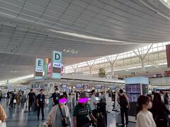 10:20のフライトのため、日曜朝7:25頃羽田空港３タミ着、やはり混んでる。（羽田までの高速バスは約20分早着）