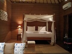 23：45頃テガルサリ着。部屋でこの写真を取れたのが23：57。
スーパーデラックスROH　木造ヴィラタイプ２階部分。