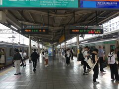 ホームに上がります。

１番線には14:37発の埼京線(車両は直通先の りんかい線のもの)と、その２分後に発車予定の逗子行の湘南新宿ラインが停まっています。

が！よく見ると埼京線は新宿止まりなので、渋谷まで行きません。
２番線からの湘南新宿ラインに乗り込みます。