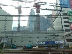 新宿駅に停車します。

クレーンとクレーンの間に見える変わった形の建物は東京モード学園のコクーンタワーです。
https://www.youtube.com/watch?v=J673cezFF2A&t=12s


ちなみに名古屋モード学園のビルは"スパイラルタワーズ"といって、２つの螺旋が回転しながら天に登っていく姿をしています。
https://youtu.be/Fyd8TEXbBsM?t=6

さすが芸術系の学校です。
校舎も斬新です。