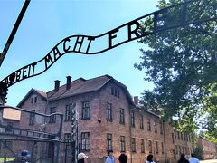 収容所の門。
ARBEIT MACHT FREIと掲げられている。
英語でWORK SET YOU FREE。
働けば自由になれる。と希望を持たせる標語だが、そんなことは一切なかった。

ARBEITのＢの字が上の方が大きい。ユダヤ人の反骨精神から逆にしたと言う話があるが、単に当時の字体がそうだったらしい。