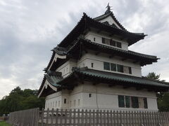 弘前城。