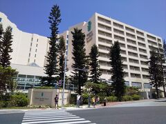 駐車場から見るリザンシーパークホテル谷茶ベイ。見れば見るほど、確かに沖縄で一番客室の多い巨大ホテルです。