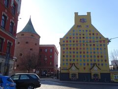 火薬塔(左の円形の塔)の近くにある壁全面に描かれているのは・・・