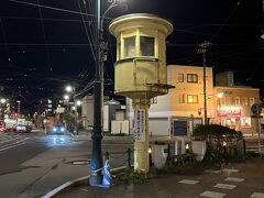 函館市電が通る通りに出て右折してしばらく歩くと、市電の線路が分岐する交差点の角にキノコ型の建物があります。

1934（昭和9）年に建てられ1995年まで使われていた、市電のポイント切換えを操作した『旧操車塔』です。

現在は市電の営業所からポイントを遠隔操作しているため使われていませんが、国内に現存する最古のものだそうです。