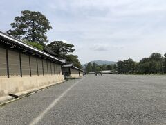 仙洞御所から出ると京都御苑。
ここは建礼門のあたり。