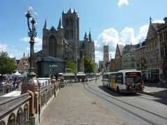 橋(St Michael's)から見た聖ニコラス教会付近の様子です。この辺りは交通の要衝のようで、各路線のトラムやバスが停車していました。なお、向かって左手には、グラスレイが見えます。