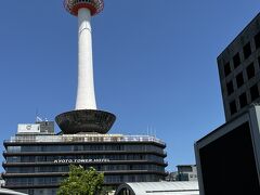 リムジンに乗るため地下鉄で京都駅へ。
京都のたまごサンドを味わおうと烏丸口のバスセンターにある進々堂 JR京都駅前店と八条口の志津屋 京都駅店の両方でたまごサンドを購入し、伊丹のラウンジで食べる。