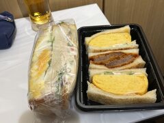 京都はたまごサンドも名物。かといって烏丸御池のマドラグに行くととんでもない行列に並ばせられかねない。
でも、京都にはそれ以外にもたまごサンドの名店が多いらしい。
伊丹のラウンジで遅い昼食。