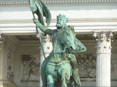 ロワイヤル広場には旗をはためかせて、意気揚々と凱旋する王(Godefroy de Bouillon)の像がありました。
※エルサレムで最初のヨーロッパ人の王となった十字軍の騎士とのことです。