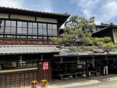 今宮神社の名物は、門前の参道に二軒向かい合っている茶屋が提供するあぶり餅だ。