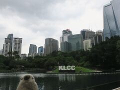 ゴエモン「ツインタワーの周りはKLCC公園という公園になっているよ。高層ビルも沢山あってマレーシアの発展が感じられるね。」