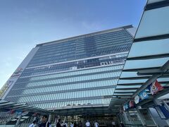 朝7時の新横浜駅。
手土産を買って待合室へ。