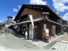 五平餅の山田五平餅店。
建物は国の登録文化財です。