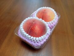 びっしょり汗をかいたので、会津若松駅近くの「富士の湯」さんで風呂にはいります。安いし広いし混んでないし、なかなか良かったです。駅に戻る道中スーパーを発見、福島産の桃をゲット。安いし甘い！！！