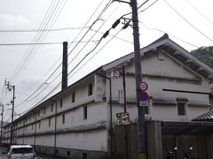 戻りまして・・車を停めた四国銀行の駐車場前には、
造り酒屋の　司牡丹の　歴史を感じさせる醸造所、歴史を感じる建物です。