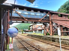 こちらは郡上八幡駅の跨線橋。