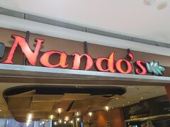 電車でNUセントラルに帰ってきました。レストラン街のNando'sで夕食です。

ここはペリペリチキンという皮を香ばしくやいたチキンで有名なお店。