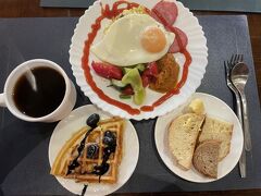 このお宿の調理のおばちゃん、朝の5時から働いておられます

7時頃朝食をいただきます　ここ、朝食付きです　