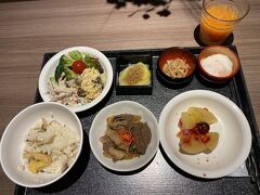 ドーミーイン長野
充実の朝食(^^)

2日目
長野→小布施(小布施堂えんとつ朱雀、岩松院北斎の天井絵)
小布施→長野→松本(松本城)

チェックアウト混んで電車に乗り遅れたら困るなぁと思って早めにフロント着いたらガラガラでとっても早く駅に着いてしまった。まぁこんなもん(^^;;
紙の切符を券売機で買うのも久しぶり。