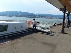 宮島の3号桟橋から広島市内行きの船に乗ります。
http://www.aqua-net-h.co.jp/
