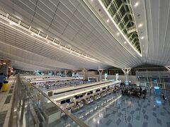 写真は深夜0時頃の羽田空港第3ターミナル。

これから乗るのは、635発香港エクスプレスUO625便。
空港での夜明かしにチャレンジします。