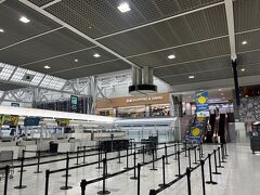 ひっさびさの成田空港！
家を出るが遅れてしまい、出発時刻1時間半前に到着。チェックインカウンターも保安検査も、あんまり人がいなくてスムーズに通過。