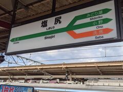 14時41分、途中の岡谷駅では多数の下車があり、飯田線に乗りかえる人も多かったと思います。
次の飯田線豊橋行きは１時間以上あとの15時46分発ですが、この電車の豊橋駅着は21時54分になります。
塩尻駅では15分の待ち時間があるので、