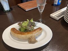 小松駅で出張していた同行者と合流して遅い夕食。
この時間は入れるお店も少ないので、
駅前で入れたワイン食堂ジリオへ。

スパークリングワインと自家製ソーセージで乾杯。