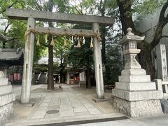 食後はふらりとお散歩。
通りすがりにあった朝日神社。
都会の喧騒の中ありました。