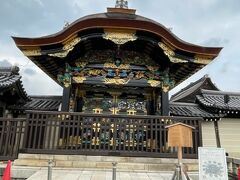 西本願寺　唐門です。桃山時代の豪華な彫刻がされています