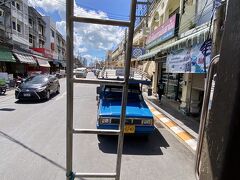 【プーケットタウンからパトンビーチに移動】

料金は、走り出して暫くして（プーケットセントラルの前の停留所辺りで）おばちゃんが回収に来るので渡せばOK...