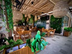 【ああ、暑い...ちょっと一服したい...】

その「バングラ通り」の出入口真ん前（浜に面したところ）に、なんだか雰囲気のいいレストランを発見...