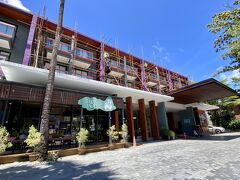 【Holiday Inn Express Phuket Patong Beach】

さて、プーケット（オールド）タウンからソンテウで移動して...約40分...
