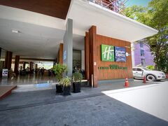 【Holiday Inn Express Phuket Patong Beach】

本日、宿泊するのは、「Holiday Inn Express Phuket Patong Beach」ホテル...


写真：「エクスプレス」というくらいなので、安いランクのホリディ・インか？