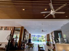 【Holiday Inn Express Phuket Patong Beach】

ホリディ・インは、この数年ご無沙汰している...かな...


写真：ほぉ～、ロビーは吹き抜けで気持ちがいいぞ～！