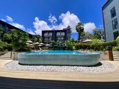 【Holiday Inn Express Phuket Patong Beach】

この「ホリディ・イン」が、アメリカ型モーテルの走りだと聞いて、それ以来、あまりいいイメージを抱かずに、ここまで来てしまった...（まあ、昭和育ちのドメドメの思い込みではあるのだが...）


写真：ああ、でも...こんなに暑かったら...ちと、泳げないなぁぁ....