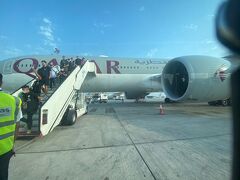 そして11時間のフライトを経て、ハマド国際空港へ到着！早朝なのでかなり眠い中、急いで乗り換えです、、。