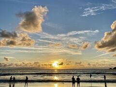 【余りにも素敵なパトンビーチの黄昏】

夕暮れ時（日没は、18:30前後らしい）にパトンビーチまでトボトボと歩く...