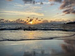 【余りにも素敵なパトンビーチの黄昏】

パタヤ（のジョムティエンビーチ）も同じだが...海に綺麗に落ちてゆく夕陽...