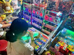 寧夏夜市かな？

おなじみ何が楽しいのかわからない子供が大好きなやつです。
ゲームカウントは超適当です。終わったら謎のオモチャを選ばせてくれます。

今のレートだと100元と言われて何回でもやりなー！とは言えない。