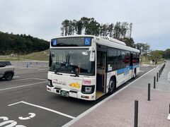 北広島駅西口にあるバス乗り場からエスコンフィールドHOKKAIDOまで北海道バスに乗って向かいます。
普段のバスの本数は、30分間隔です。
北海道バスは、東京バスや大阪バスも運営する会社で大阪駅周辺や沖縄那覇市周辺でも運行してます。
バスの塗装は大阪バスと東京バスと同じです。
エスコンフィールドの3塁側スタンドに北海道バスの広告が出てます。
乗車時間は5分ほどです。
北広島駅から歩いて行くことも可能ですが、20分ほどかかります。
北海道ボールパークFビレッジと同時開業で最寄の新駅が完成する予定でしたが、間に合わず新駅開業までしばらくはシャトルバスか徒歩でのアクセスになりそうです。
この日は、試合はありませんが、バス車内は立つ人が出るほど混雑してました。
運賃は、大人200円、子供100円。
現金の他に全国の交通ICカードとVISAタッチ決済の利用が可能です。
降車時に、ごにょごにょとエンジェルパス※を見せて割引にてモバイルSuicaでお支払い。
モバイルSuicaで利用履歴を確認すると利用場所が北海道バスではなく大阪バスとなっています。
（※ごにょごにょとエンジェルパス by©ムロろ～ん）