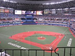 9年前に社会人野球の日本選手権を観に来た事はありましたが、
この京セラドームでプロ野球を観るのは近鉄バファローズだった頃でした。
実に22年振りになります。
優勝が近いのに9月に入ってチケットを取りましたがあっさり取れました。
3連休最終日とは言え祝日のデーゲームでも満員ではなく、
阪神タイガースとの人気の差を感じました。