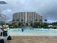 ホテルモントレ沖縄スパ＆リゾート到着。
なんといってもプールが立派！