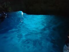 【３日目】
じゃらんで青の洞窟シュノーケルを予約しました。
マリンクラブGigiさんは２歳から参加可能プランがあり、家族５人で青の洞窟へ。
後日、写真データをメールで届けてくれます。