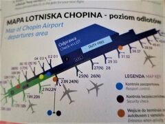 機内誌のショパン空港の案内図　4時45分着陸　7時間の時差がある　トランジットで初めて旅行メンバーの紹介がありこれからよろしく！