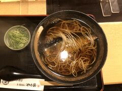 私はお店人気のにしんそば。にしんがメインでしょうか、お蕎麦は普通な感じでした。本当は祇園権兵衛でけいらんうどんを食べたかったのですが大行列で何時間待つのだろうという感じでしたので流石に店を変えました。やはりこの界隈は観光客だらけでタイミングが悪いと昼食難民にもなってしまいます。食後は錦市場をブラつきながら一旦ホテルに戻り一休み。