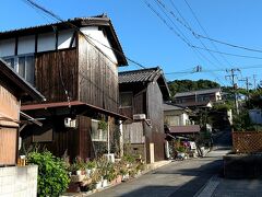 瀬戸田という集落へ上陸。のっけから、古めかしい家屋が軒を連ねます。。